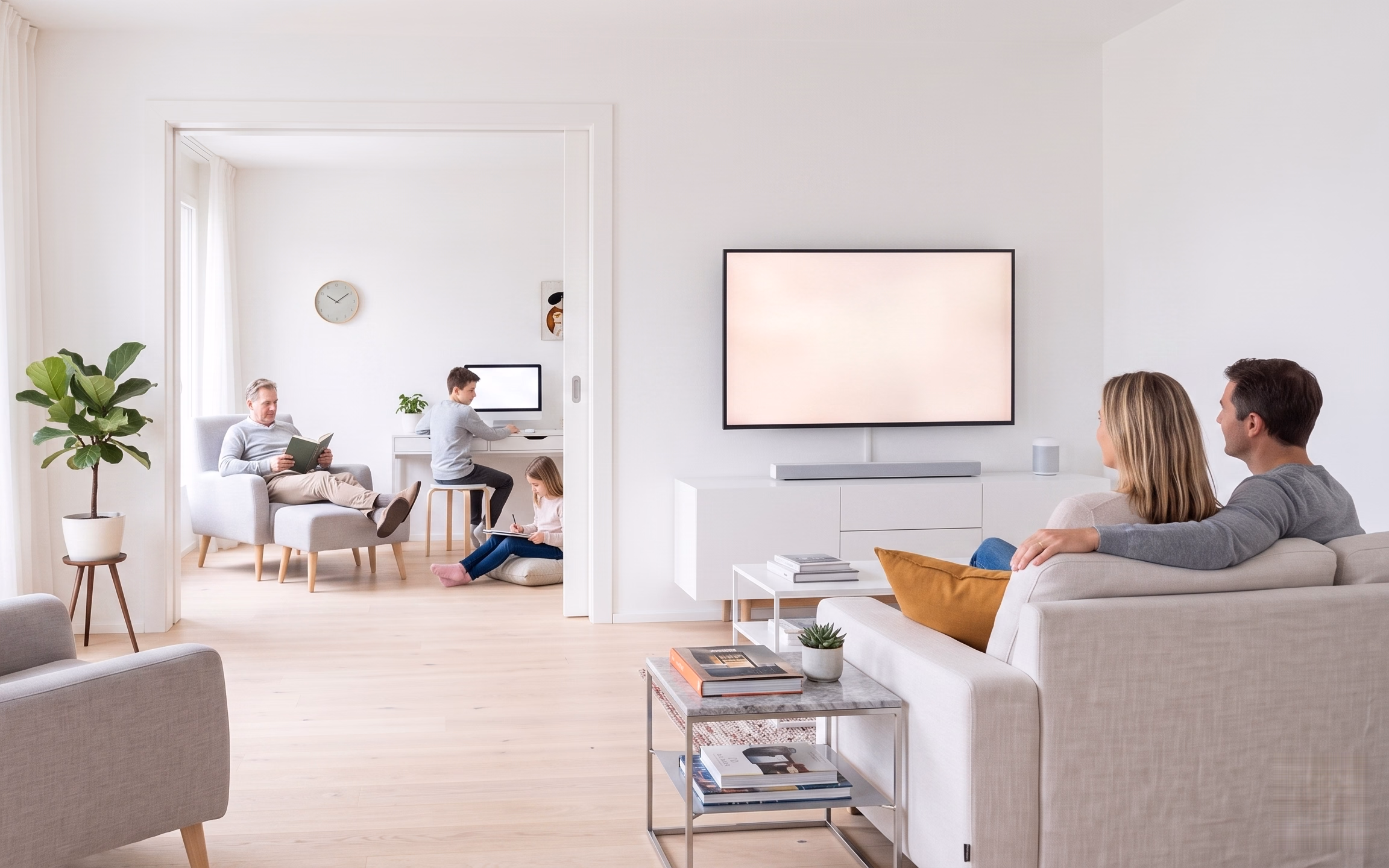 Téléviseur mural diffusant un abonnement IPTV Suisse en 4K dans un salon, deux personnes assises sur le canapé.